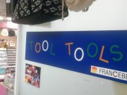 お店の看板の下に