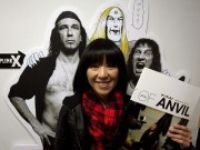 アンヴィルのポスター前で