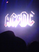 ステージに浮かび上がる『AC/DC』Logo