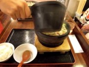 スープを注ぎます